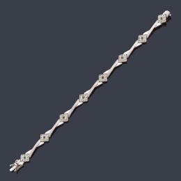 Lote 2438: Pulsera con eslabones geométricos con esmeraldas en montura de oro blanco mate de 18K.