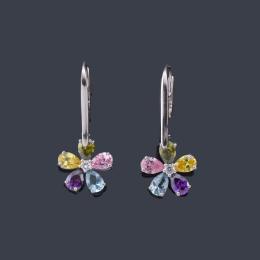 Lote 2441: Pendientes largos con diseño floral realizado con gemas de color y brillante central en montura de oro blanco de 18K.