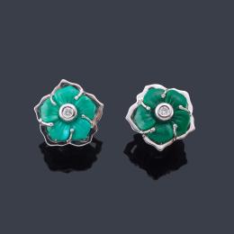 Lote 2448: Pendientes con diseño floral realizado con turquesa y brillantes desmontables, en montura de oro blanco de 18K.