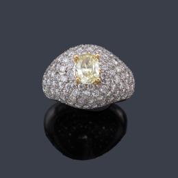 Lote 2462
Anillo con diamante central talla oval de aprox. 1,25 ct sobre pavé de brillantes de aprox. 2,10 ct en total. Certificado GIA.