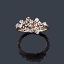 Lote 2471: Anillo con dos motivos florales cuajados de diamantes talla brillante y sencilla, en montura de oro blanco de 18K.