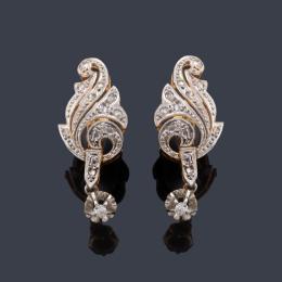 Lote 2476: Pendientes largos con diamantes talla rosa y remate de brillante en garra ilusión.