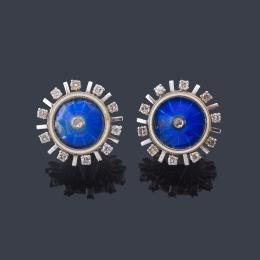 Lote 2487: Pendientes cortos con brillantes de aprox. 1,20 ct en total y esmalte azul en guilloché, en montura de oro blanco de 18K.