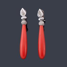 Lote 2488: Pendientes largos con pareja de chupones de coral rojo con motivo superior en pavé de diamantes.