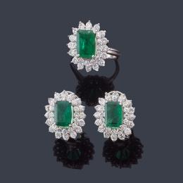 Lote 2499: Pendientes y anillo con esmeraldas talla rectangular de aprox. 5,00 ct en total.