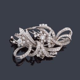 Lote 2502
Broche doble-clip con motivo floral y diamantes talla brillante y sencilla de aprox. 8,00 ct en total.