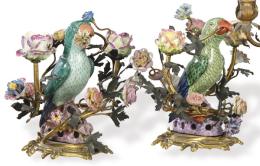 Lote 1076: Pareja de candelabros de porcelana china con un loro y dos brazos de luces de latón con flores de porcelana alemanas S. XIX.