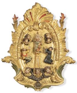 Lote 1107: Escuela Española S. XVIII
"Aparición de la Virgen del Pilar" 
Cartela con figuras en relieve, tallados, policromados y dorados.