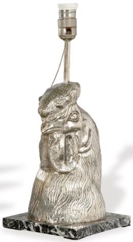 Lote 1208
Lámpara de mesa de metal plateado en forma de cabeza de gallo y base cuadrangular de mármol gris jaspeado.