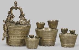 Lote 1228: Ponderal de 10 vasos anidados en bronce, Nuremberg, Alemania S. XVII.