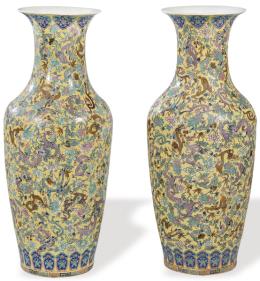 Lote 1347
Pareja de jarrones de porcelana china con esmaltes polícromos h. 1970.