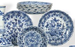 Lote 1353: Seis platos pequeños de porcelana de Compañía de Indias azul y blanca, Dinastía Qing S. XVIII