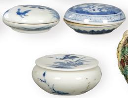 Lote 1360: Tres pequeñas cajas circulares de porcelana azul y blanca, dos de ellas chinas y una europea SS XIX-XX