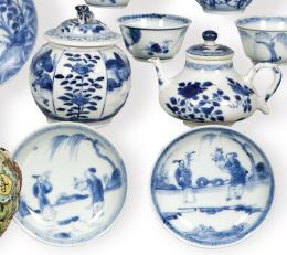 Lote 1362: Tetera miniatura, bote con tapa y dos pequeños platos en porcelana de Compañía de Indias azul y blanco, Dinastía Qing, época de Kangxi (1668-1722)