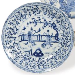 Lote 1373: Plato hondo de porcelana de Compañía de Indias azul y blanco, Dinastía Qing, época de Kangxi (1668-1722).