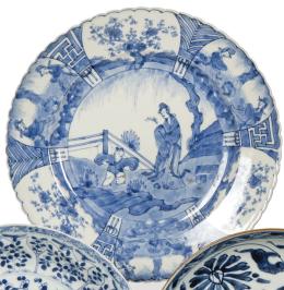 Lote 1374: Plato de porcelana de Compañía de Indias azul y blanco, Dinastía Qing, época de Kangxi (1668-1722)