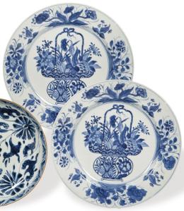 Lote 1376: Pareja de platos de porcelana de Compañía de Indias, azul y blanco, Dinastía Qing, época de Kangxi (1768-1822).