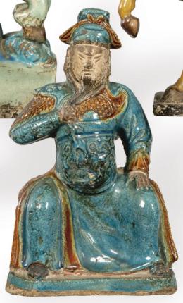 Lote 1380: "Guerrero Sentado" en terracota vidriada en turquesa y caramelo, China, Dinastía Ming pp. S. XVII.