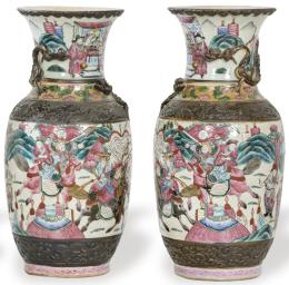 Lote 1406-A: Pareja de jarrones de porcelana de la Familia Rosa con decoración de frisos sin vidriar con decoración en relieve, primer tercio S. XX.