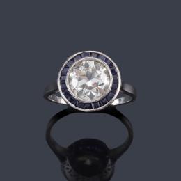 Lote 2038
Anillo 'ojo de perdiz' con diamante talla antigua de aprox. 1,97 ct con orla de zafiros calibrados.