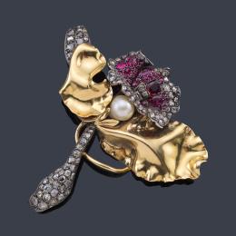 Lote 2058
Broche en forma de orquídea con rubíes talla oval y redonda, diamantes talla rosa, perla de aprox. 9,16 mm en montura de oro amarillo de 14K y plata. Años '30.