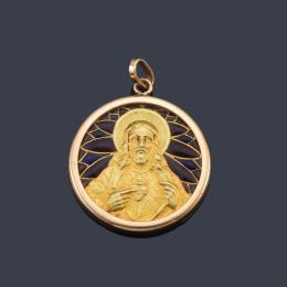 Lote 2064: Medalla escapulario con La Imagen del Sagrado Corazón de Jesús realizado en oro amarillo de 18K y esmalte 'pliquè-a-jour' policromado.