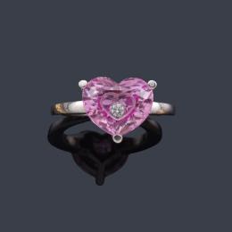 Lote 2366: CHOPARD
Anillo de la colección 'Happy Diamonds' con zafiro rosa talla corazón y brillante móvil en su interior.