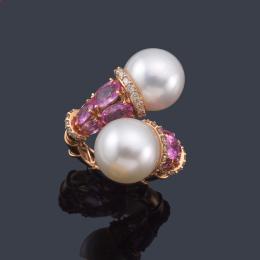 Lote 2370: Anillo con pareja de perlas de aprox. 12,88 mm y 12,74 mm con brazos articulados enriquecidos con zafiros rosas talla oval de aprox. 5,96 y brillantes de aprox. 0,68 ct.