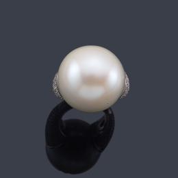 Lote 2380: LUIS GIL
Anillo con gran perla australiana de aprox. 21,32 mm con pavé de brillantes en ambos lados.