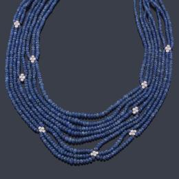 Lote 2381: Collar tipo babero con ocho bandas de zafiros salpicado con motivos de brillantes en oro blanco de 18K.