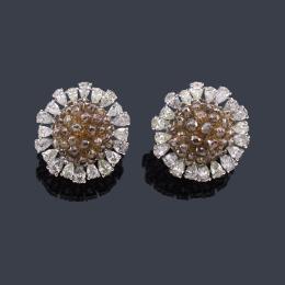 Lote 2404
Pendientes cortos con diseño floral con centro de diamantes 'brown' talla briolette y perilla incolora de aprox. 15,60 ct en total.