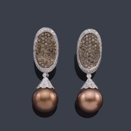 Lote 2405: Pendientes largos con pareja de perlas 'chocolate' de aprox. 9,19 mm y 9,39 mm con diamantes talla brillante 'brown' e incoloro.