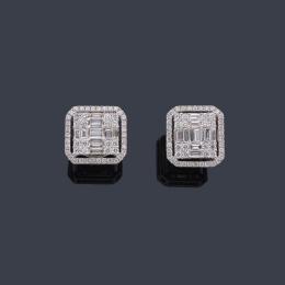 Lote 2420: Pendientes cortos con diamantes talla brillante y baguette de aprox. 2,10 ct en total.
