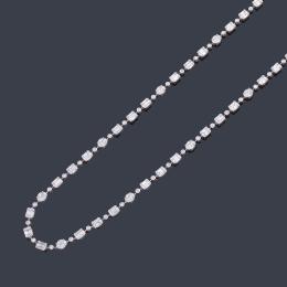 Lote 2423: Collar largo con diamantes talla brillante y baguette de aprox. 14,77 ct en total.