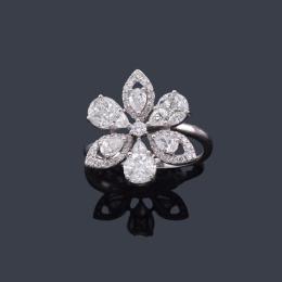 Lote 2426: Anillo con diseño de flor con diamantes talla brillante, princesa y perilla de aprox. 1,35 ct en total.