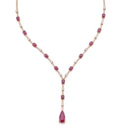 Lote 2440: PONIROS
Collar con rubíes talla perilla y oval de aprox. 8,30 ct en total y brillantes de aprox. 0,70 ct.