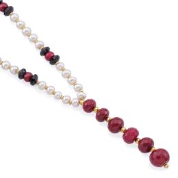 Lote 2441: LUIS GIL
Collar largo con perlas, rubíes y ónix facetados con remate en forma de hilera de rubíes en disminución.