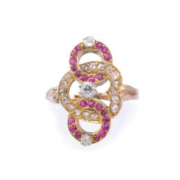 Lote 2442: Anillo con tres círculos con diamantes talla rosa, antigua y rubíes en montura de oro amarillo de 18K. Años '40.
