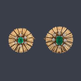 Lote 2464: Pareja de broches circulares con dos esmeraldas de aprox. 1,10 ct y 0,60 ct respectivamente con orla de diamantes talla antigua. Años '40.
