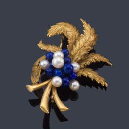 Lote 2467: Broche con diseño de plumas y centro de cuentas de lapislázuli y perlas, en montura de oro amarillo de 18K.