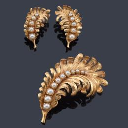 Lote 2468: Broche y pendientes con diseño de pluma con banda central de perlitas en disminución, realizado en oro amarillo de 14K.