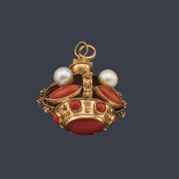 Lote 2471: Colgante en forma de corona con piezas de coral y perlitas en montura de oro amarillo de 18K.