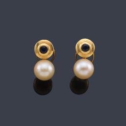 Lote 2473: Pendientes 'tu y yo' con pareja de perlas de aprox. 8,27 y 8,44 mm y zafiros engastados en chatón.