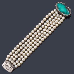 Lote 2479: Pulsera años '60 con cinco hilos de perlas cultivadas con cierre ovalado con turquesa y orla de brillantes en montura de oro blanco de 18K.