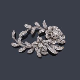 Lote 2483: Broche con diseño floral con diamantes talla brillante y sencilla de aprox. 1,60 ct en total.