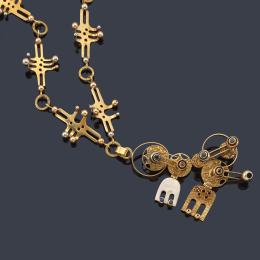 Lote 2487: Collar con diseño escultórico con rubíes y zafiros en montura de oro amarillo de 18K.