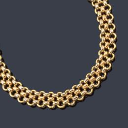 Lote 2493: Collar corto con tres bandas de eslabones circulares en oro amarillo de 18K.