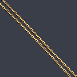 Lote 2496: Cadena larga de oro amarillo de 18K con eslabones rectangulares.