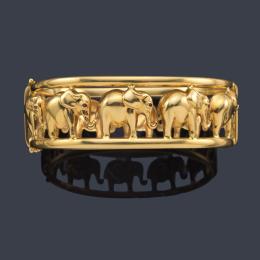 Lote 2500: Pulsera rígida con motivos de elefantes en montura de oro amarillo de 18K.