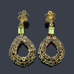 Lote 2503: Pendientes largos con diseño en forma de gota con peridotos talla oval y esmeralda.